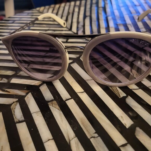 HENRI BENDEL HB806S Zoey 041 Sunglasses main image 6